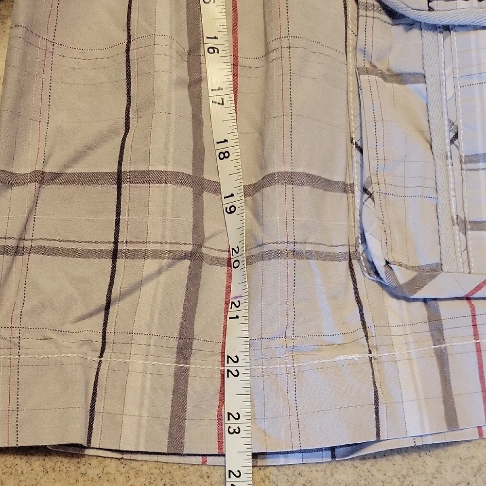 BKE Men's Plaid Cargo Shorts Gray and Red Size 36 - Picture 7 of 8